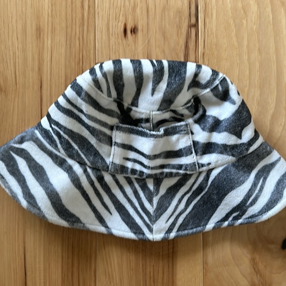 Lack of Color Zebra Wave Bucket Hat - Picture 4 of 6